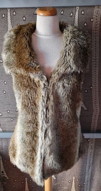 Veste sans manches à fausse fourrure taille 38