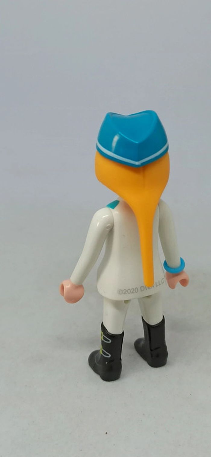 Femme blonde avec habits blancs et calot bleu spirit playmobil - photo numéro 3