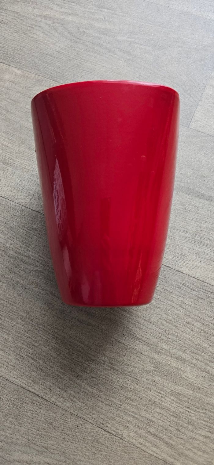 Cache pot de fleur rouge