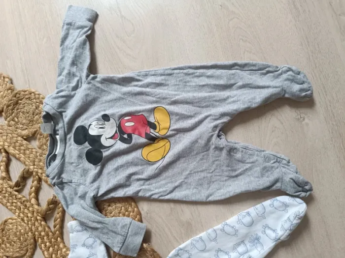 2 pyjamas 1 mois - photo numéro 3