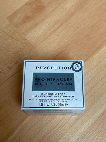 Crème pour les yeux de la marque révolution