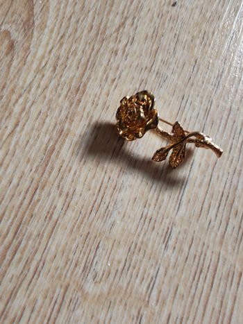 Broche fleur rose en métal doré