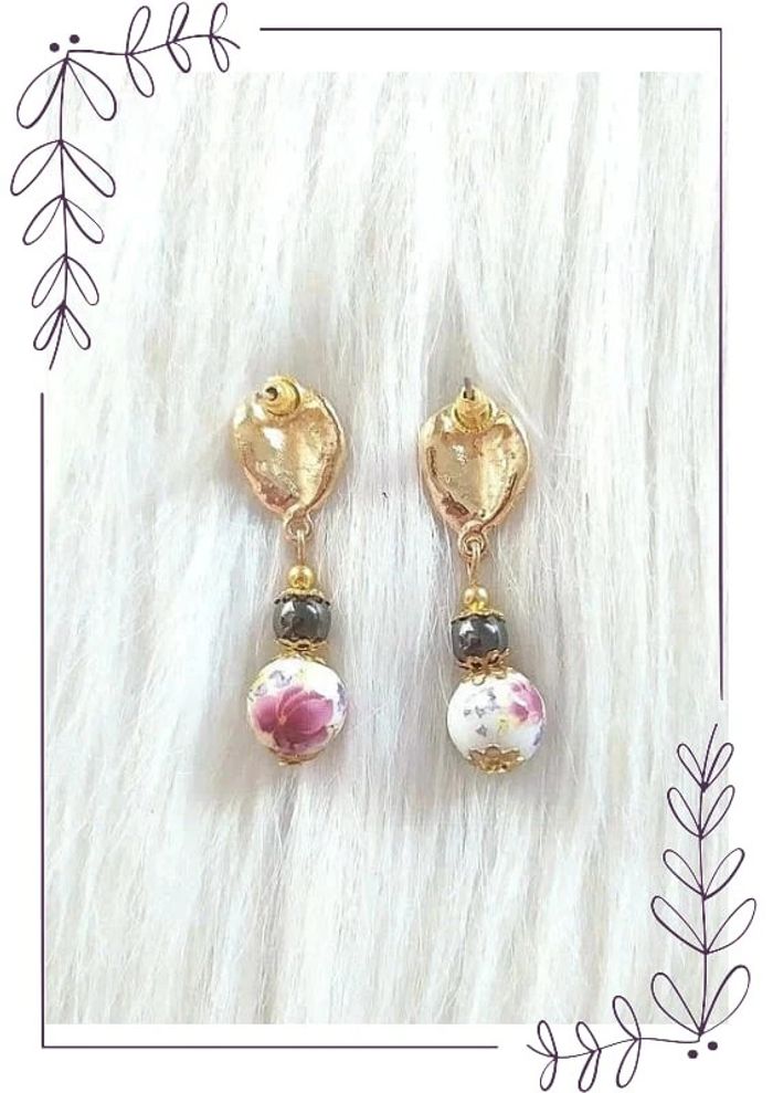 Boucles d'oreilles pendantes style vintage classique chic, perles motif fleurs façon porcelaine. - photo numéro 2
