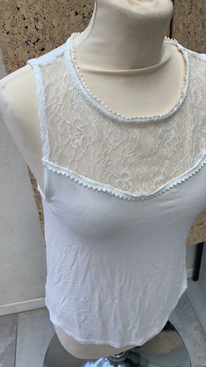 T-shirt  taille S avec dentelle devant - photo numéro 2