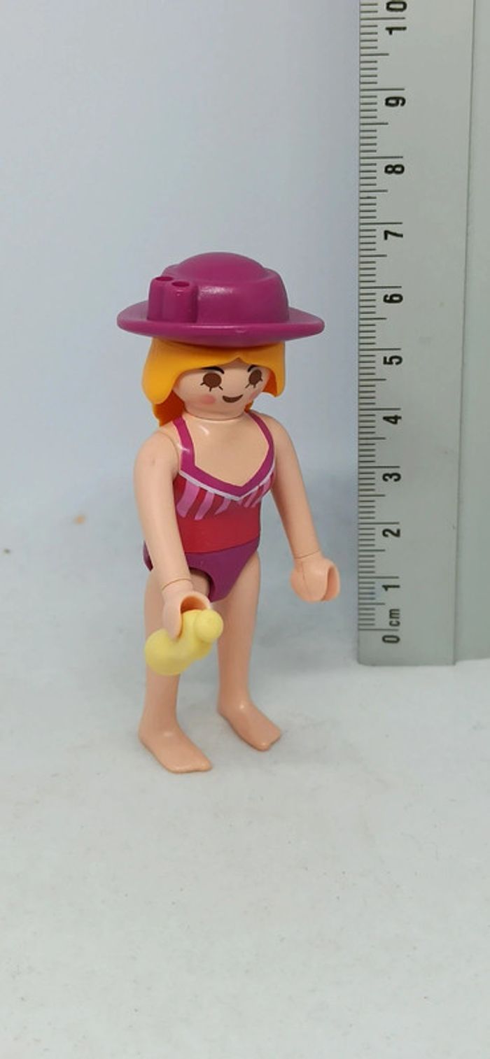 Femme maillot de bain rose avec chapeau et crème playmobil