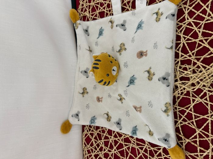 DOUDOU PLAT CARRÉ TIGRE BLANC ORANGE ÉLÉPHANT Simba Toys Kiabi - photo numéro 3