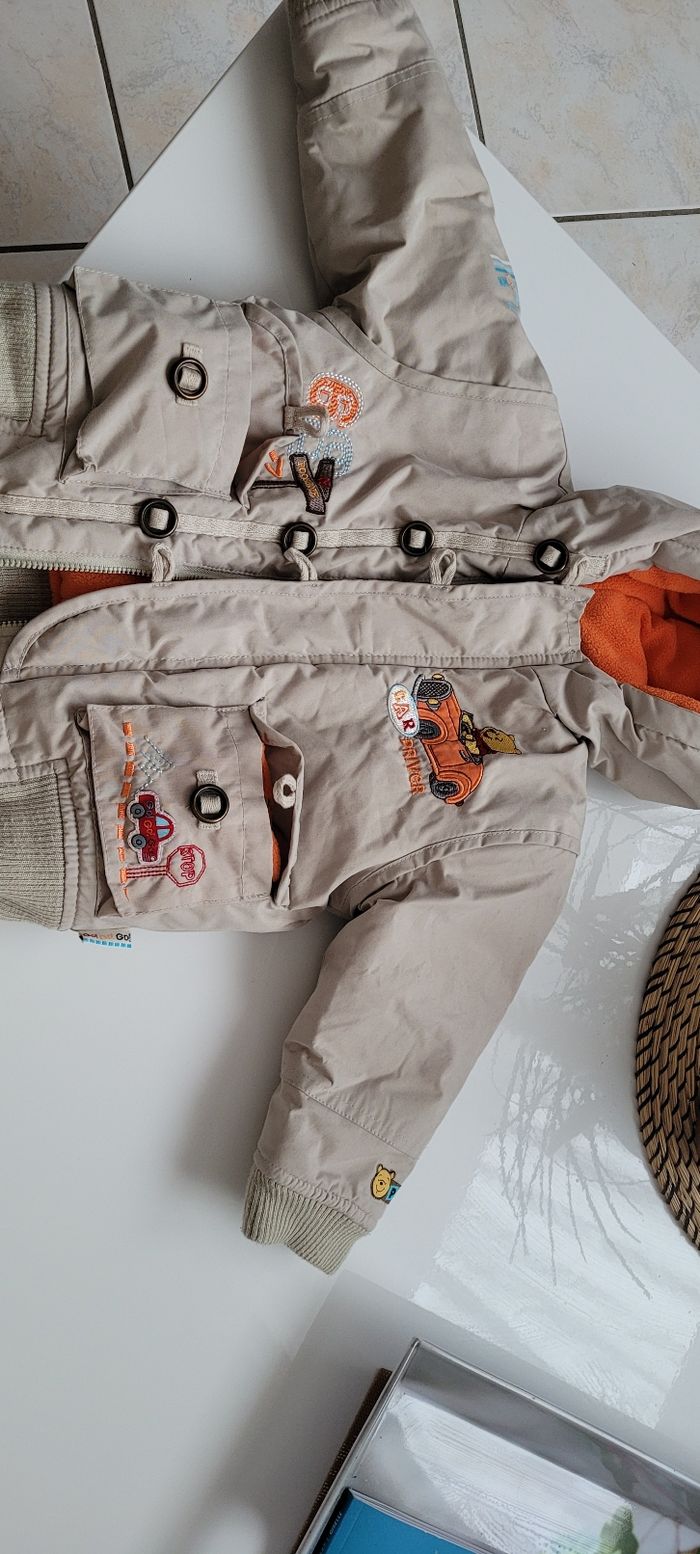 Blouson marron et orange avec capuche et gants
