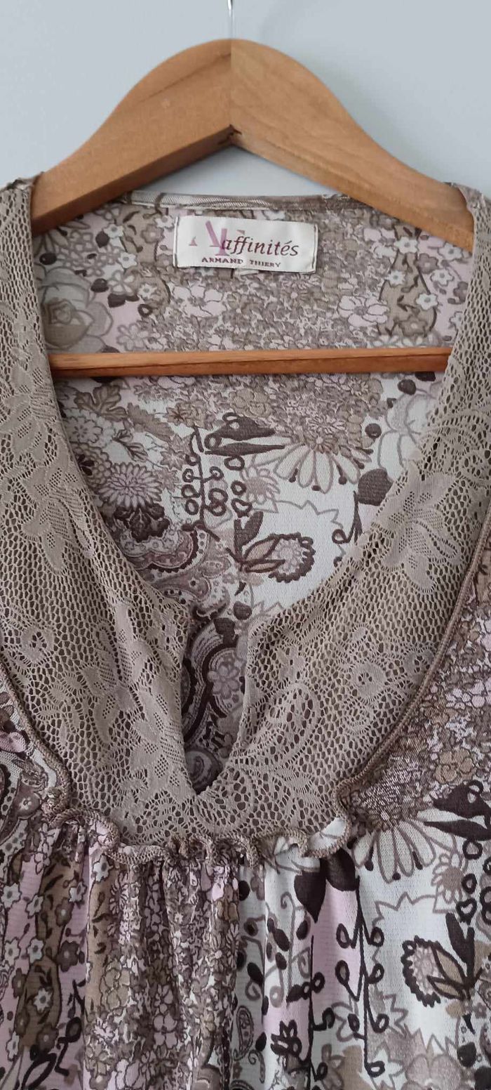 T-shirt fleuri rose/beige manches courtes avec dentelles col V marque Armand Thiery Taille 4 - photo numéro 3