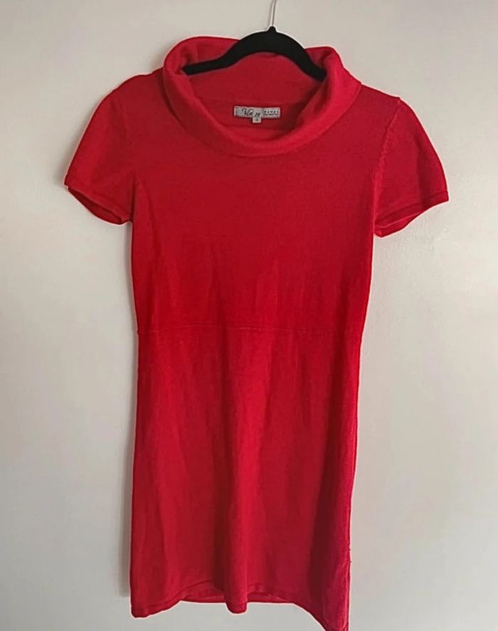 Robe rouge à col roulé