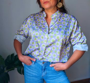 Chemise satinée lilas fleurs vertes estivale fluide chic élégante Garconne Taille 38