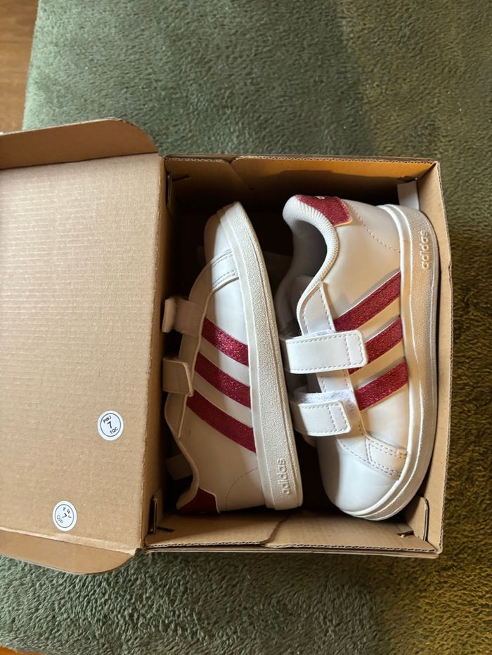 Basket Adidas taille 27 neuf
