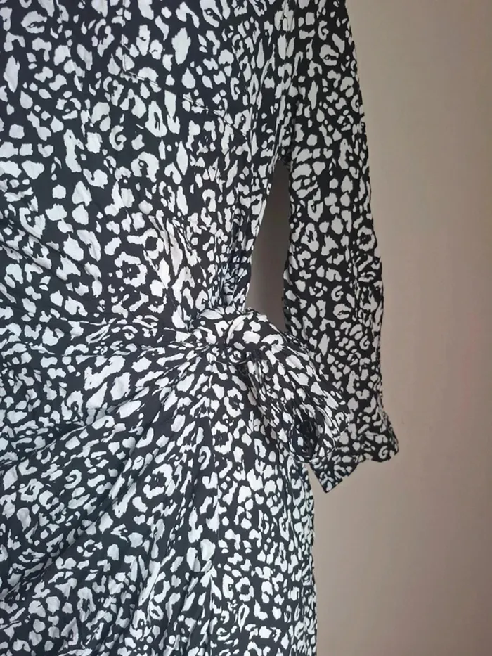 Robe porte-feuille imprimée noir et blanc - chic et fluide, Goa, neuve, taille 2 ( taille S) - photo numéro 2