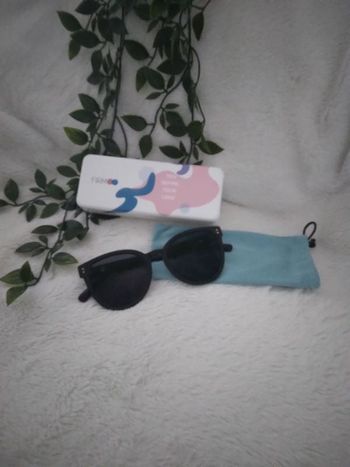 Lunette de soleil noir et dorée neuf