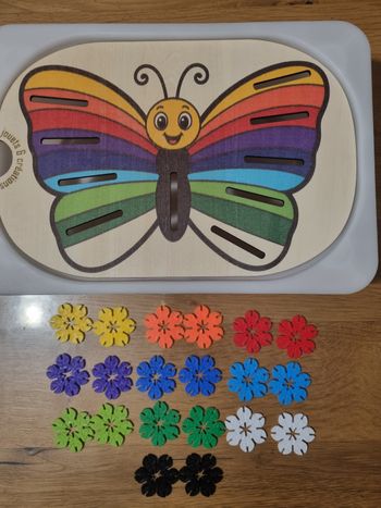 Petit insert pour bac Trofast " Grand papillon coloré " avec jetons arc en ciel 