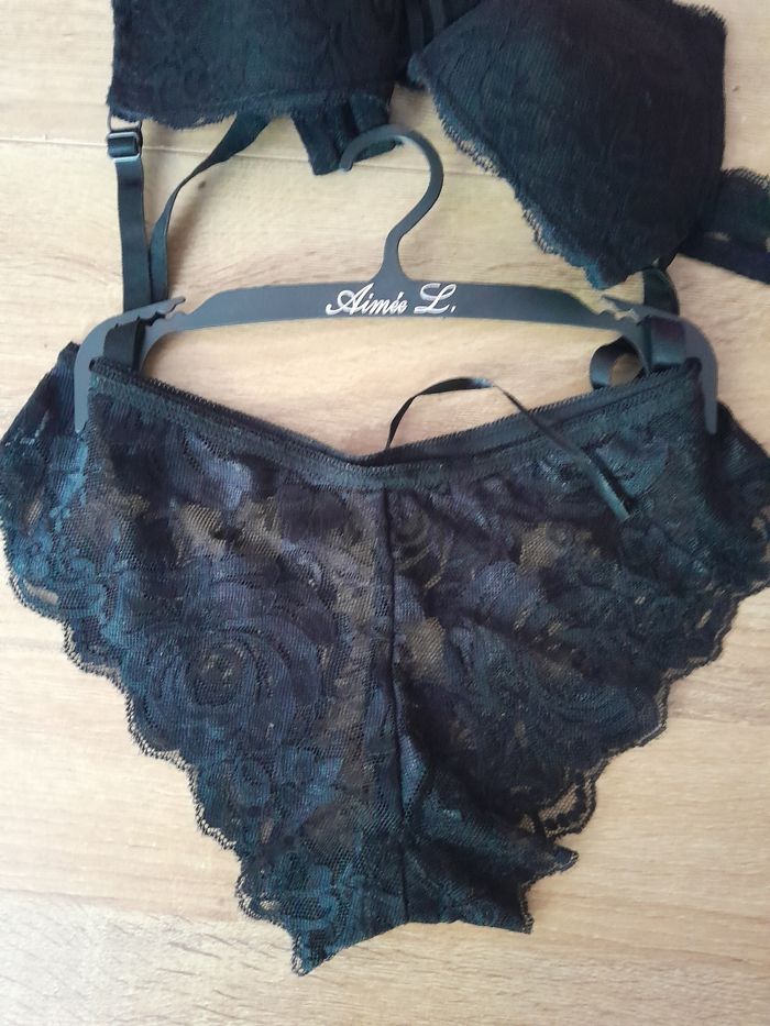 Ensemble dentelle noir soutien gorge 90B et shorty taille M/L - photo numéro 3