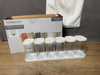 Boîtes à épices avec leur support