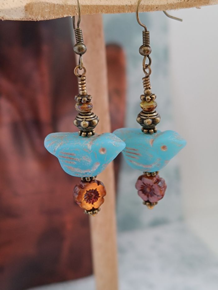 Boucles d’oreilles bohème poétique oiseau bleu ciel & fleur ambrée
- photo numéro 2