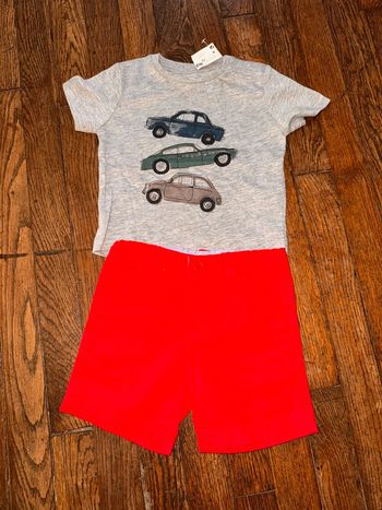 T-shirt (neuf avec étiquette) et short (très bon état) Bout’chou  6 mois