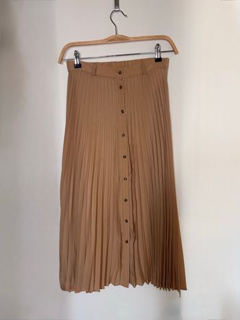 Jupe plissée femme stradivarius taille S beige en très bon état. Boutons sur toute la longueur.