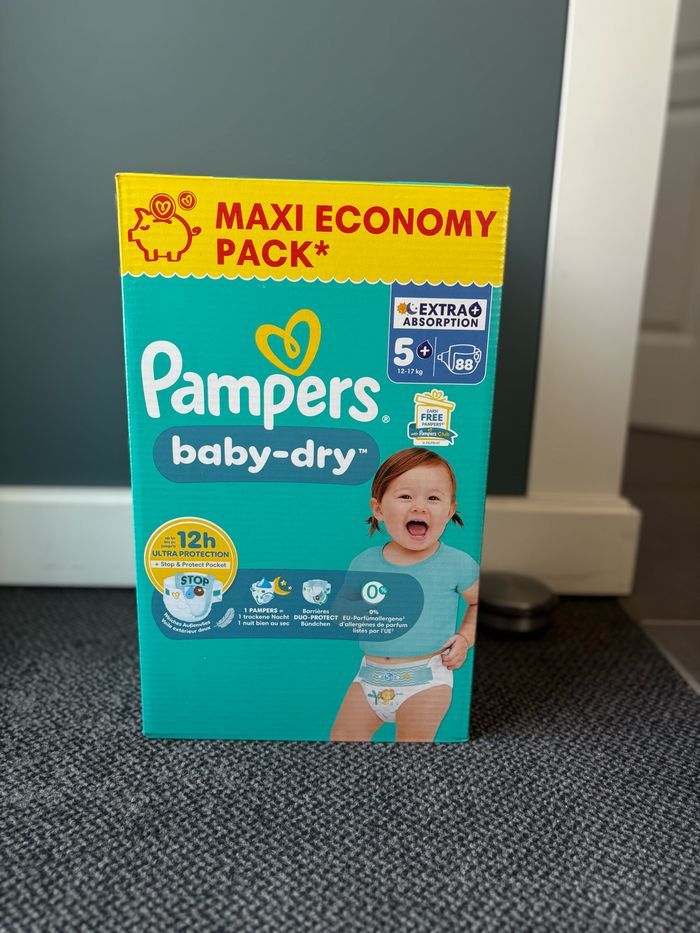 Un pack de couches Pamper baby dry Taille 5 + 12/17 kg
