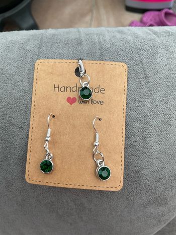 Boucles d’oreilles et breloque vert foncé neuve