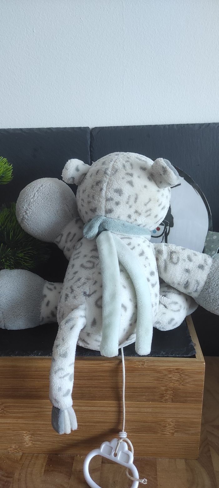 doudou peluche musical panthere des neige léopard Léa nattou gris blanc vert bandana - photo numéro 2