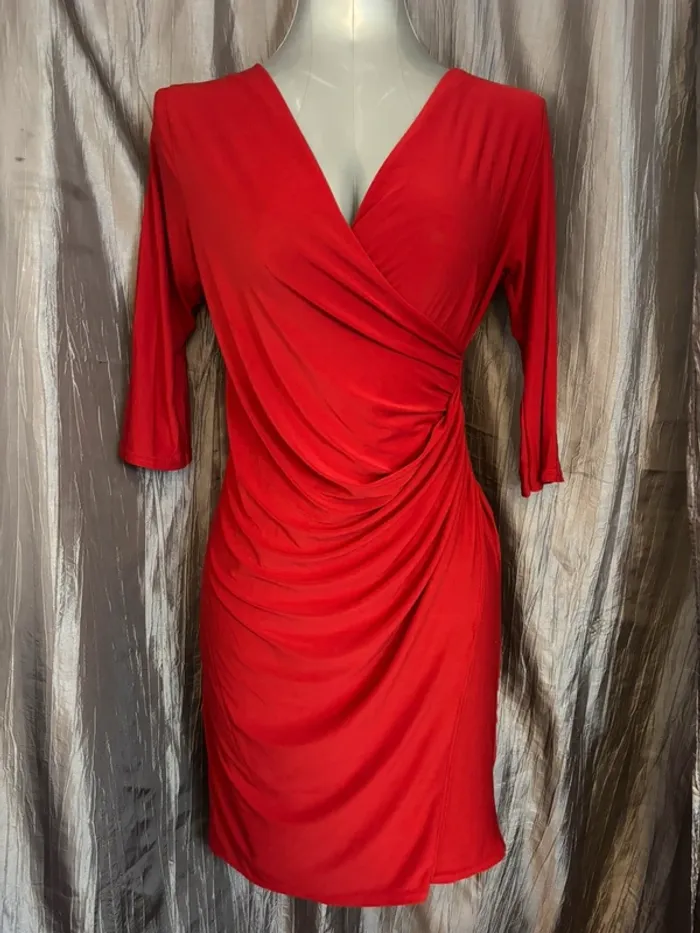 Belle robe portefeuille rouge décolleté drapé 38/40 - photo numéro 4