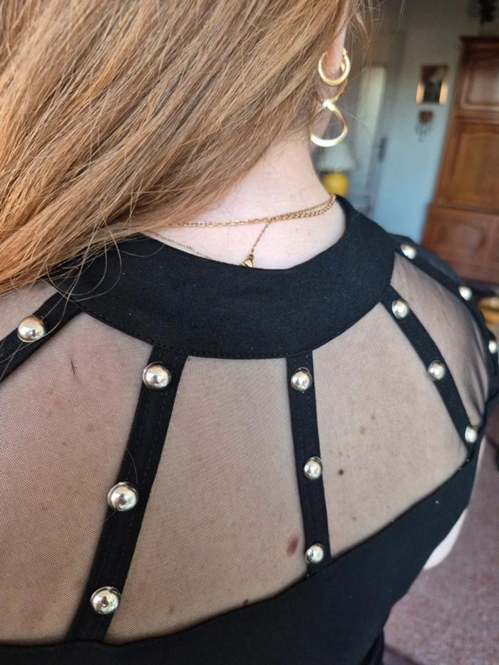 Robe noir avec transparence aux épaules - photo numéro 4