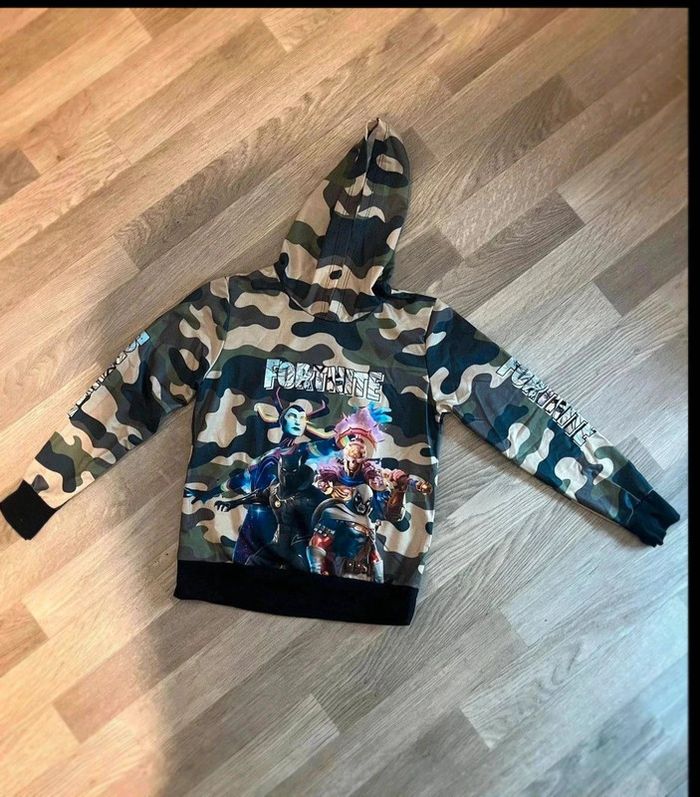 Très jolie sweet pull fin à capuche fortnite taille 8 ans