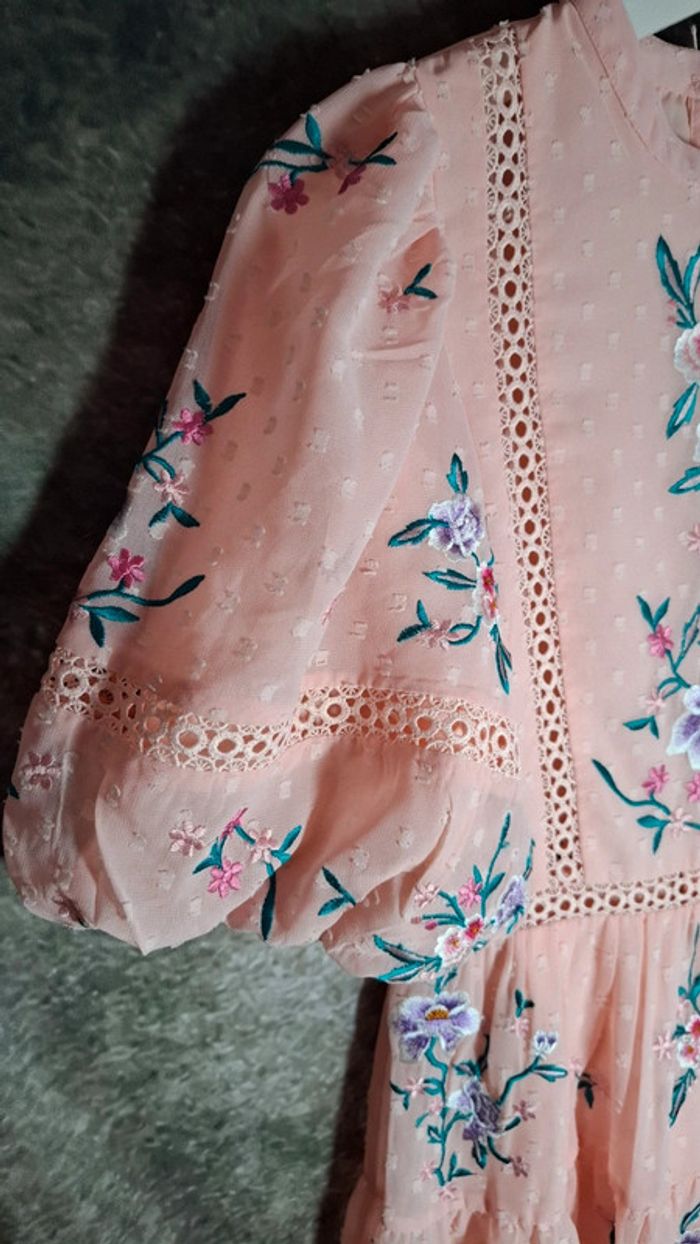 Robe rose broderie fleurs dentelle - photo numéro 3