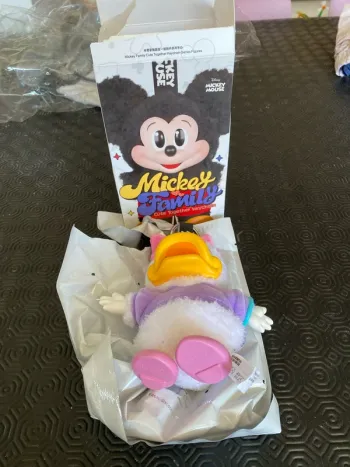 Porte clef peluche disney labubu daysi
