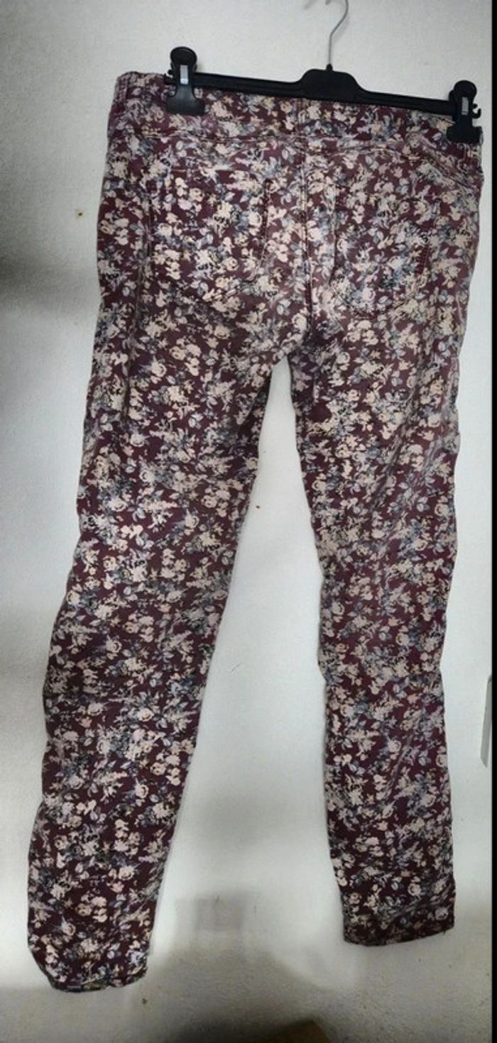 Jean à fleurs Stradivarius en excellent état. Taille 40.
