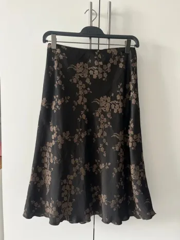 Jupe élégante et chic avec motif noir et or