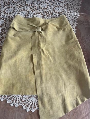 Jupe en cuir couleur jaune Mango taille S