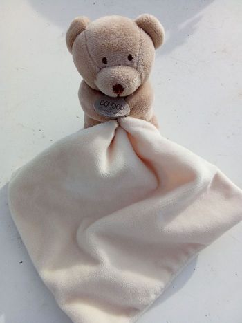 Doudou ours marron tenant son mouchoir blanc marque doudou et Compagnie
