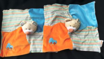 2 doudous carres plats ours / voiture - DOUKIDOU