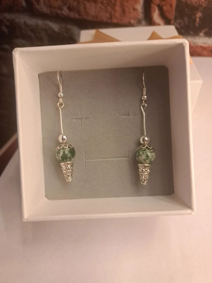 Boucles d'oreilles pendante vertes argenté - photo numéro 2