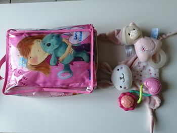 lot éveil peluche, hochet et livre tissus