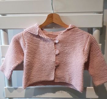 Gilet rose en laine fait main avec capuche 18 Mois