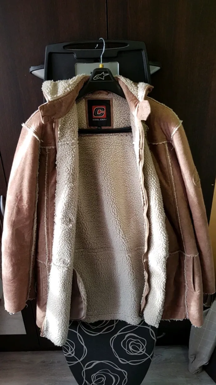 Manteau chaud type mouton retourné - photo numéro 2
