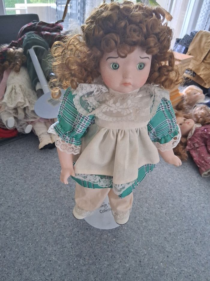 Poupée porcelaine robe verte