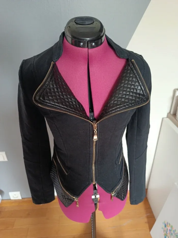 Veste noire avec simili
