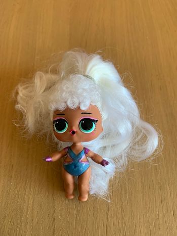 Poupée fille aux cheveux blancs lol surprise