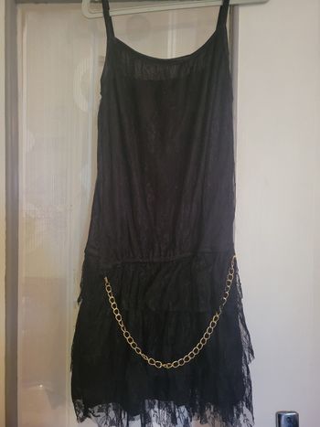 Jolie robe en dentelle longueur 67 cm avec doublure a l'intérieur