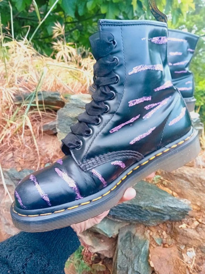 Dr. Martens noir custom zébra 🦓 paillettes violettes 39 - photo numéro 4