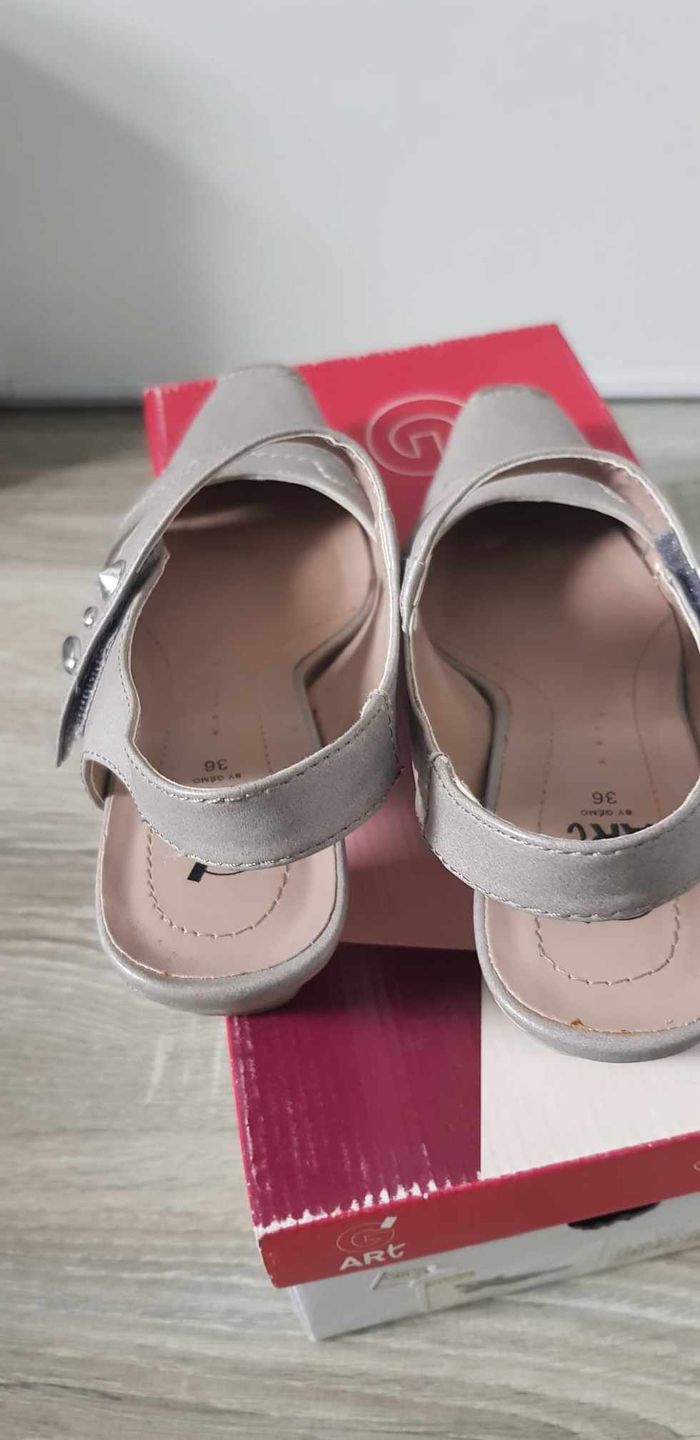 Chaussures à lanière et petits talons - photo numéro 5