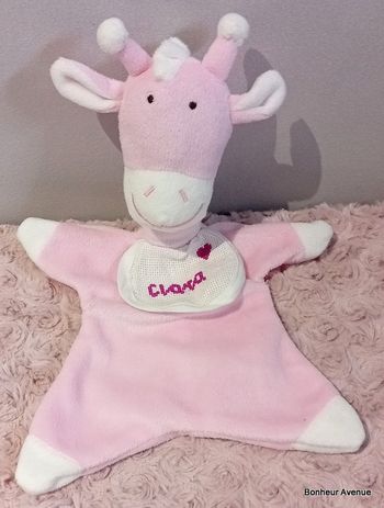 Doudou girafe brodé Clara