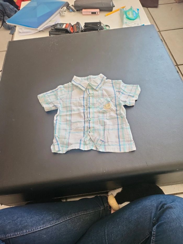 Chemise à manche courte bleu avec planche de surf 6M bébé reve