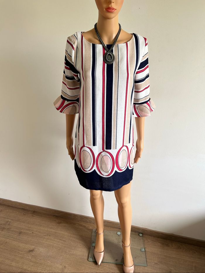 Robe imprimée à manches courtes Rinascimento taille M jamais portée - photo numéro 3