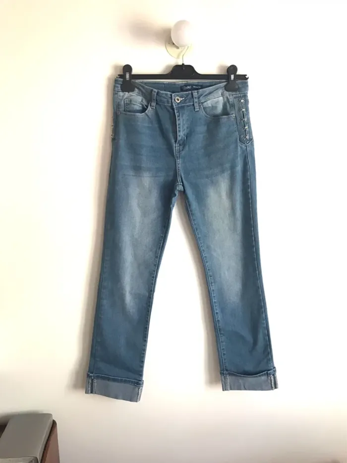 Jean slim Toxik3 taille 40 avec jolis détails sur le côté